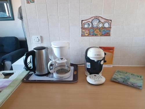 eine Küchentheke mit zwei Kaffeemaschinen auf einem Tablett in der Unterkunft Appartement Port Rose 2 in Leucate