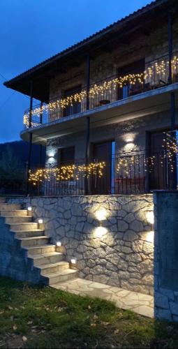 a building with lights on the stairs at night at ΧΑΡΟΥΛΑ ΣΤΟΥΝΤΙΟ 2 in Pávliani
