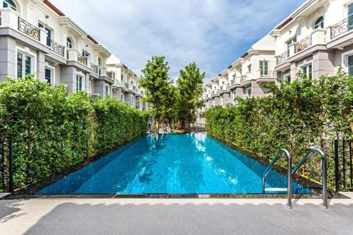 a swimming pool in front of a building at Entire 3BR Townhome, Pool, Sukhumvit, BTS&MRT Asok in Bangkok