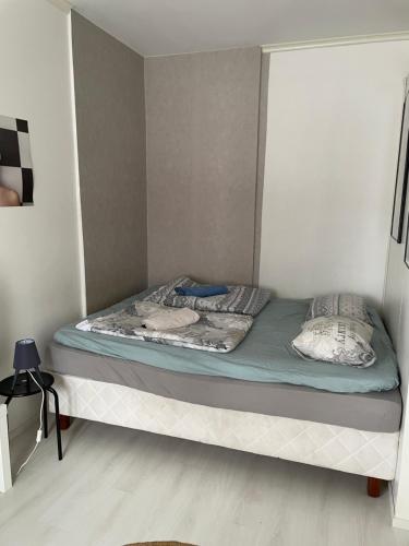 En eller flere senge i et værelse på Yksiö+autopaikka/Small apt.+free parking