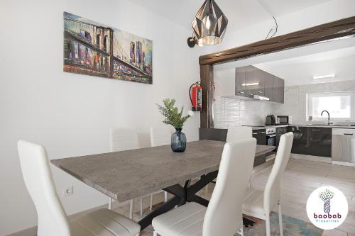 una cucina e una sala da pranzo con tavolo e sedie di Villa Casablanca ad Albufeira