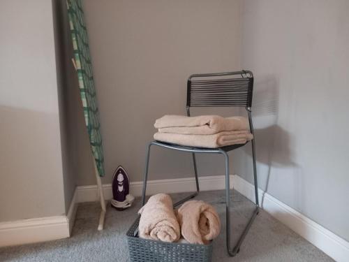krzesło z ręcznikami w pokoju w obiekcie Jasmine Haus w mieście Moortown