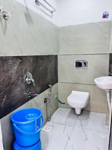 a bathroom with a toilet and a sink at Hotel shree vaikuntha palace ( वैकुण्ठ पैलेस ) in Ujjain