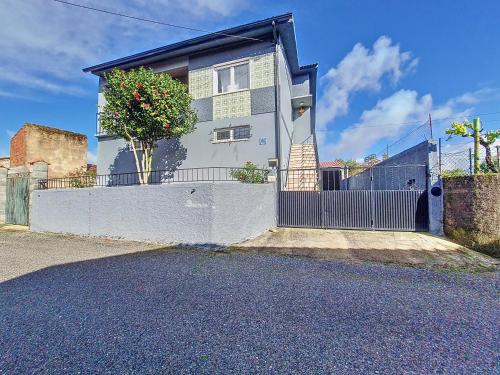 ein weißes Haus mit einem Zaun davor in der Unterkunft Cantinho da Lourdes e Tonito Nº 136193/AL in Miro