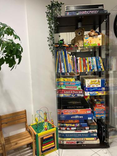 a book shelf filled with lots of books at Ferienwohnung Bergblick in Kössen