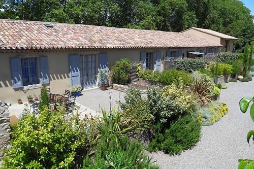 ein Haus mit vielen Pflanzen davor in der Unterkunft Gîtes du Vieux Tilleul, l'Ecurie. in Marseillette