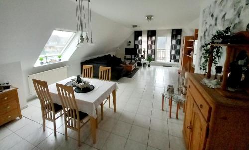 a kitchen and living room with a table and chairs at Ferienwohnung u Monteurwohnung Südlohn Münsterland in Südlohn