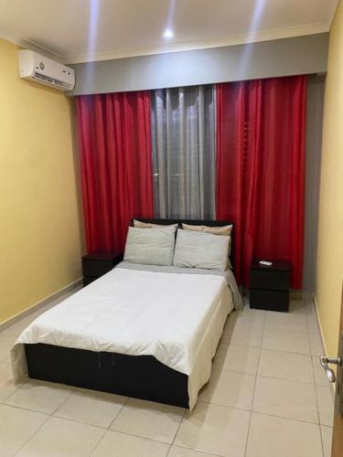 a bedroom with a bed with red curtains at JUCENTE_ALOJAMENTO_LOCAL in Quifica