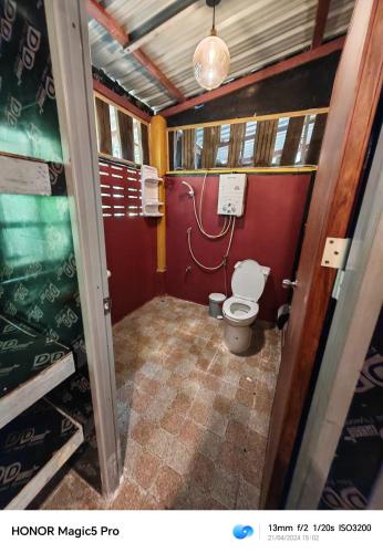 Bilik mandi di House in the Forest Doisaket