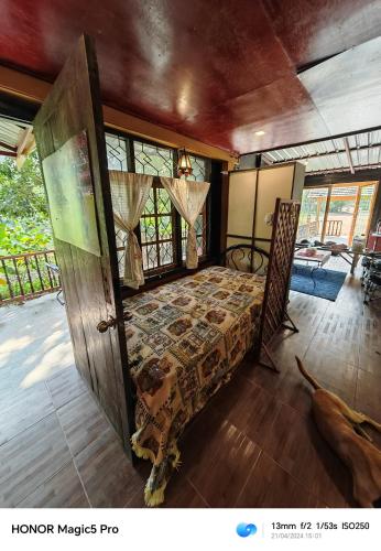 Katil atau katil-katil dalam bilik di House in the Forest Doisaket