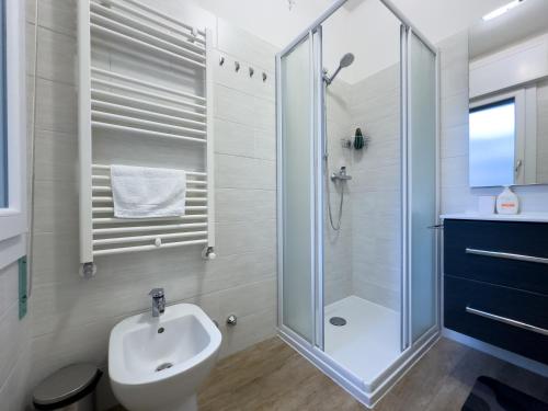 uma casa de banho com um chuveiro, um WC e um lavatório. em [Venezia-Mestre] Design Apartment Bros#1 em Veneza