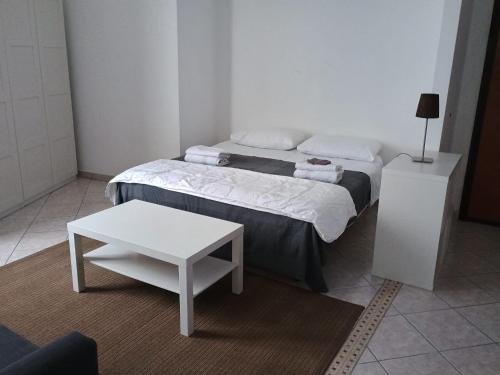 Schlafzimmer mit einem Bett und einem weißen Tisch in der Unterkunft Casa Di Francesco in Velletri