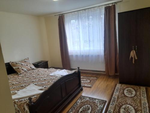 Un pat sau paturi într-o cameră la Cazare Slivuț Prislop