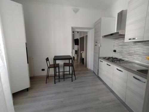 a kitchen with a table and chairs in a room at Casa Di Francesco in Velletri