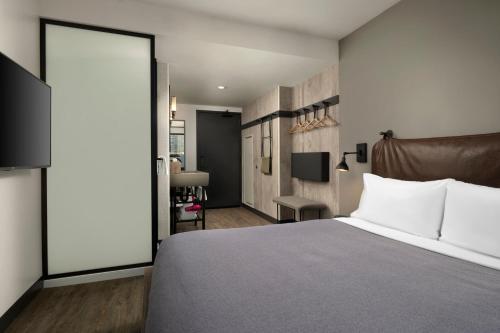 Una cama o camas en una habitación de Moxy Chicago Downtown