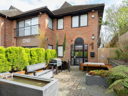 Κήπος έξω από το Lux Light Spacious- Chilterns Pass the Keys