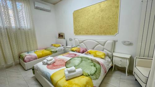 - 2 lits jumeaux dans une chambre avec un tableau dans l'établissement Casa Vacanza Trono Del Sol, à Vietri