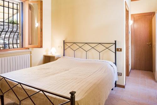 ein Schlafzimmer mit einem großen Bett in einem Zimmer in der Unterkunft Roel Apartments Lazise in Calmasino