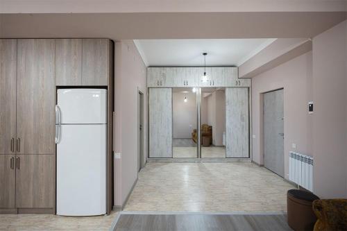 um corredor vazio com um frigorífico num quarto em New Kond appartment em Yerevan