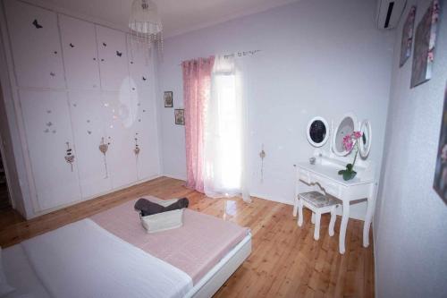 sypialnia z łóżkiem, biurkiem i oknem w obiekcie Casa di Michele w mieście Perama