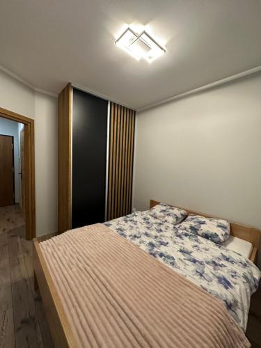 una camera con un grande letto di Przytulne mieszkanie a Rzeszów