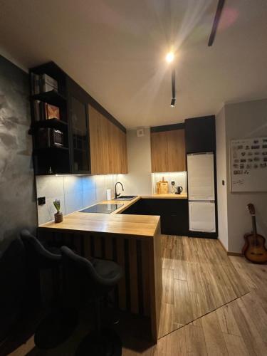 A kitchen or kitchenette at Przytulne mieszkanie