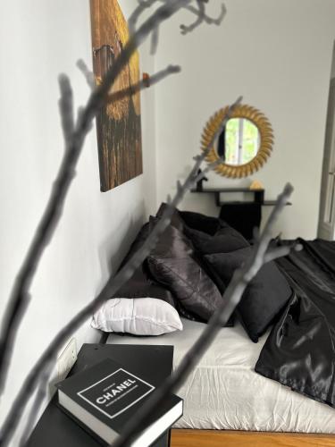 Кровать или кровати в номере APOLO- Modern 1-Bedroom apartment in Heart of Zamalek visits allowed