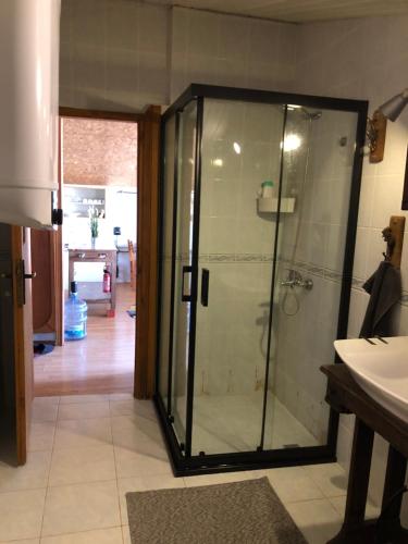 een badkamer met een glazen douche en een wastafel bij OZZY HOME 1+1 MUHTEŞEM LOKASYON HARİKA DAİRE in Antalya