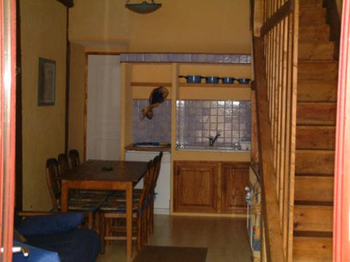 une chambre avec une table et une cuisine avec une salle à manger dans l'établissement GITE AVEC PISCINE, à Bessèges