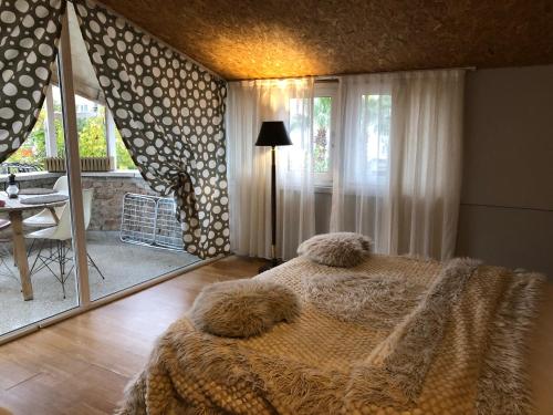 een slaapkamer met een bed met een deken erop bij OZZY HOME 1+1 MUHTEŞEM LOKASYON HARİKA DAİRE in Antalya