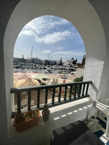 uma vista para uma marina a partir de uma varanda em Bel appartement au coeur du Port El Kantaoui em Port El Kantaoui
