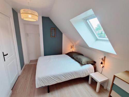 a small bedroom with a bed and a window at Maison 30m2 - 1 chambre - Jardin in Fontaine-Étoupefour