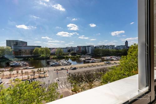 - une vue depuis la fenêtre d'un port de plaisance dans l'établissement Rêveries au bord de l’Erdre, à Nantes