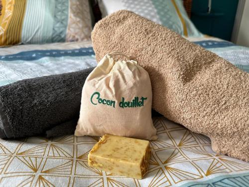 un morceau de fromage dans un sac sur un lit dans l'établissement Cocon douillet résidence calme, à Pau