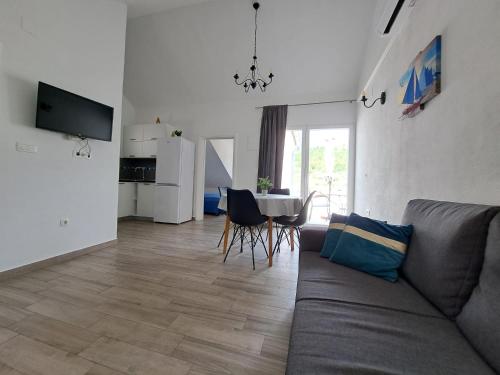 - un salon avec un canapé et une table dans l'établissement Apartment Teuta, à Žirje