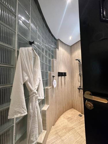 Ванная комната в APOLO- Modern 1-Bedroom apartment in Heart of Zamalek visits allowed