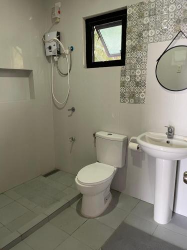 uma casa de banho com um WC e um lavatório em 910 Casa em Gasan
