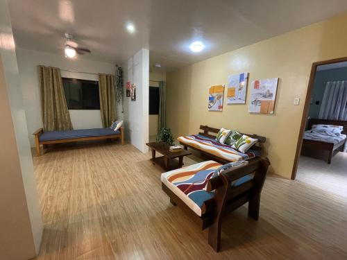 um quarto com duas camas e um sofá em 910 Casa em Gasan
