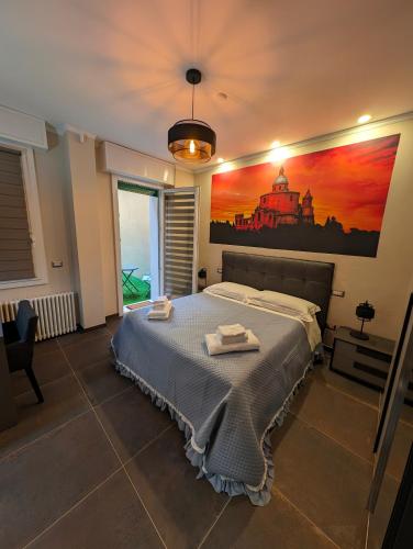 - une chambre avec un lit orné d'une peinture murale dans l'établissement Benedict Rooms, à Bologne