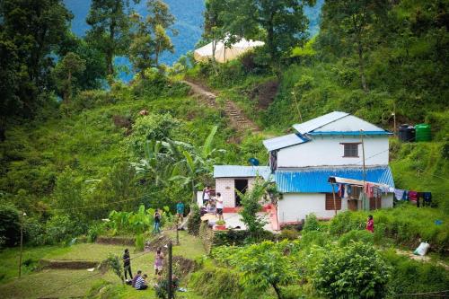 uma pequena casa no lado de uma colina em Nama Stay Home em Pokhara