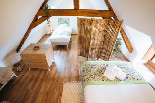 un salon avec un canapé et une table dans l'établissement Le Beaumont • La Belle Campagne • La Plénitude, à Déols