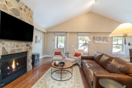 Et tv og/eller underholdning på River Club 303 by Alpine Lodging Telluride