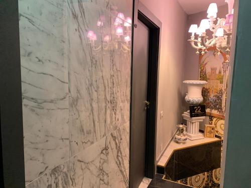 y baño con ducha de mármol y espejo. en bristol palace en Rodigo