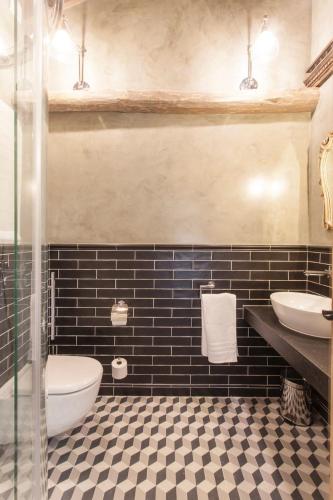 a bathroom with a sink and a toilet and two sinks at Via Avis in Santa Catalina de Somoza