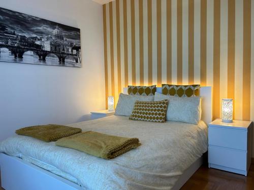 um quarto com uma cama com duas almofadas em Miro Home II em Roma