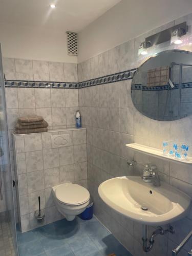 ein Bad mit einem WC und einem Waschbecken in der Unterkunft Ferienwohnung MeerLüst - Meerblick in Schillig