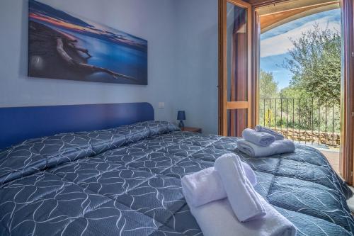 una camera da letto con un letto e asciugamani di Rovo house, Pittulongu, Olbia, Sardinia a Olbia
