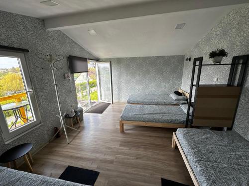 sypialnia z 2 łóżkami i oknem w obiekcie ILSA camping w mieście Bauska