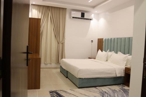 Habitación de hotel con cama y ventana en طيف المكان للشقق الفندقية, en Riad