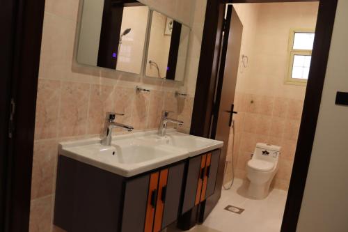 een badkamer met een wastafel en een toilet bij طيف المكان للشقق الفندقية in Riyad